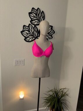 NWT: SKIMS - FITS EVERYBODY T SHIRT DEMI BRA